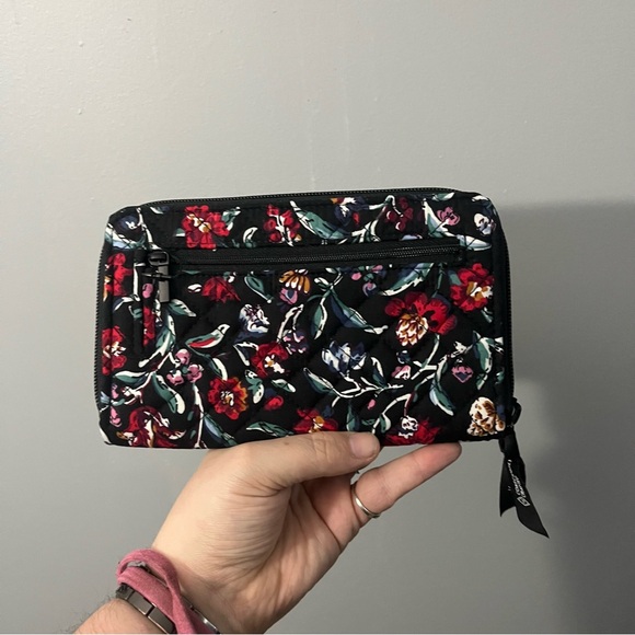 Vera Bradley RFID Turnlock Wallet in perennials noir NWT - Picture 2 of 6